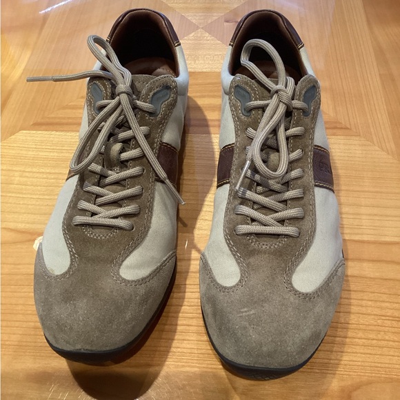Prada tan sneakers - Picture 1 of 8
